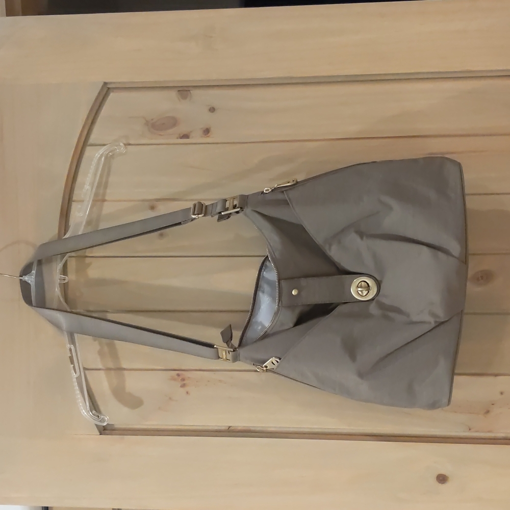 Baggallini crossbody bag in taupe. So many pockets included with this bag!
